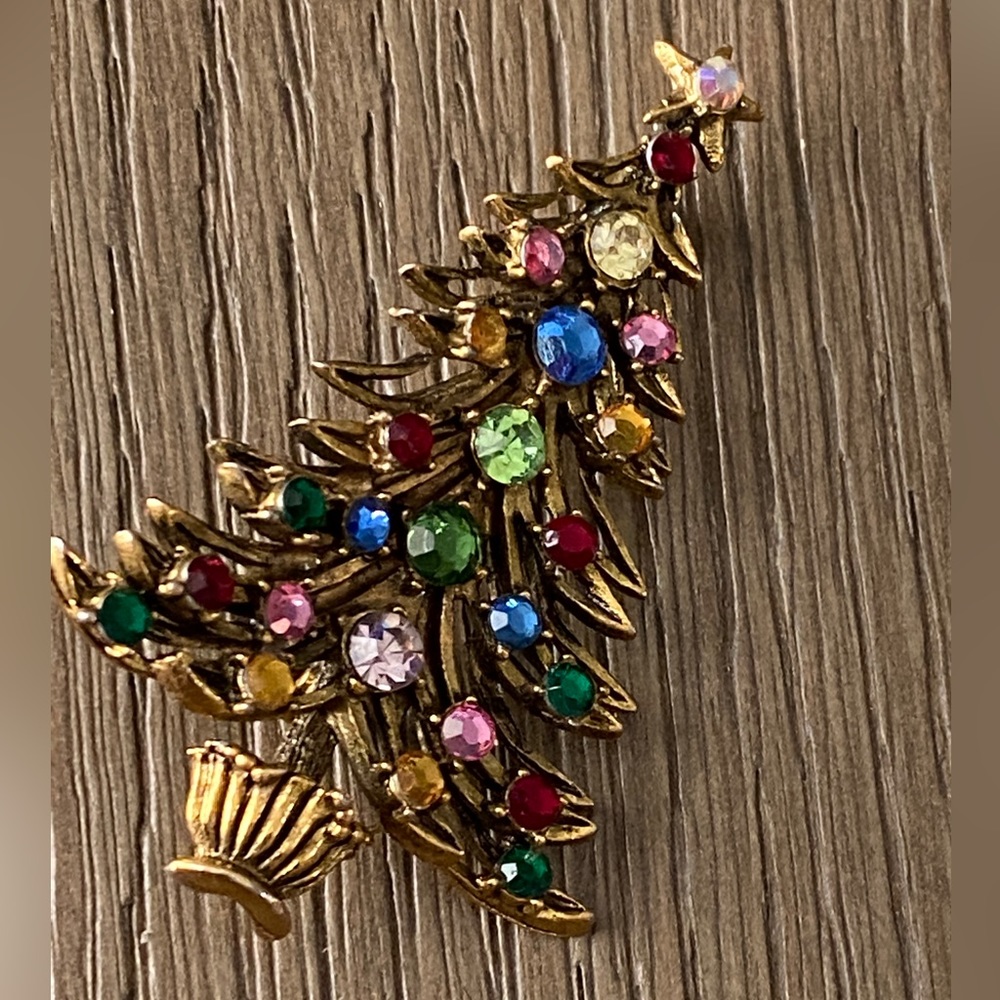 Vintage gold tone rhinestone holiday Christmas Tree brooch pin